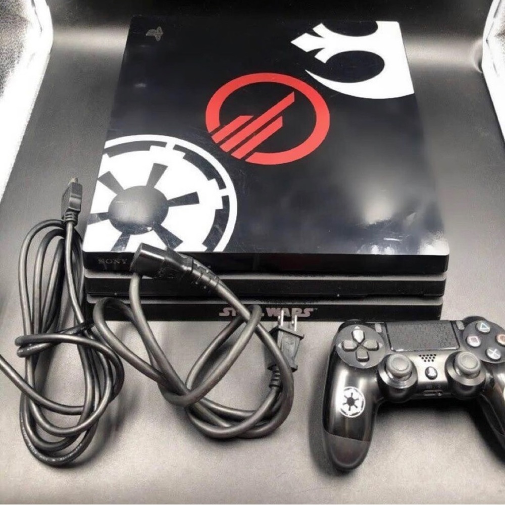 PLAYSTATION 4 * 2 controllers included